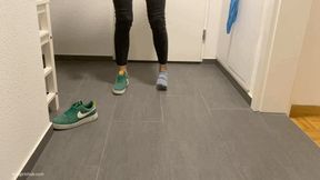KIRA MEASURING HER FEET AND SPREAD TOES - MP4 HD
