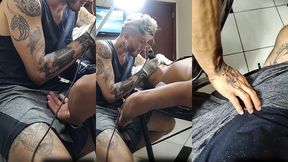 mao safada durante a tatuagem na bunda