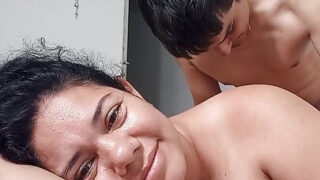 Facial – o curvă grasă amatoră futută în cur și primește o creampie anală murdară