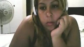 Sad and chubby webcam slut shows her big butt for the cam