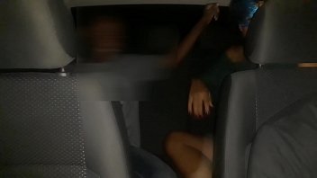 UBER PEDE PRA CORNO DIRIGIR O CARRO ENQUANTO FODE ESPOSA PUTA NO BANCO DE TR&Aacute_S A CAMINHO DA PRAIA DA RESERVA - BARRA DA TIJUCA / RJ -  FODA COMPLETA