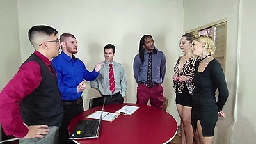 Suzie Slut e Russah ajudando os patrões a fecharem contrato com gringo em Gangbang