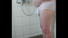 Pissen und Duschen nach Spaziergang in der wei&szlig_en Unterhose
