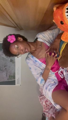 Curvy black amateur sits and busses open her own muff