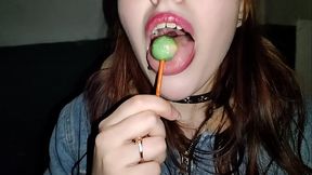 Облизала чупа чупс думая что это член моего ёбыря