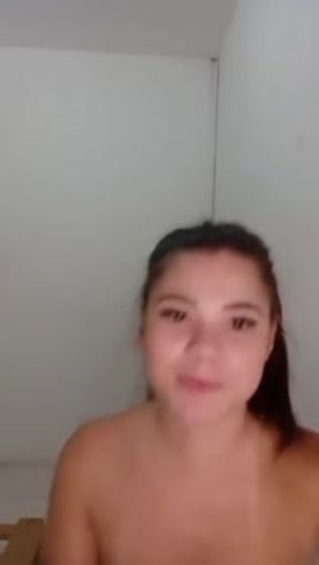 se exibindo com dildo