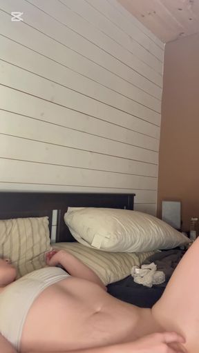 Hot onlyfan babe rubs her cunt while lying down