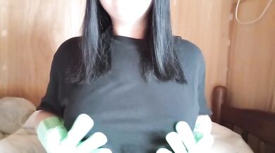 「乳輪シワシワになっちゃうほど気持ち良いッ」イボつき手袋で乳首オナニーするのが気持ち良すぎる