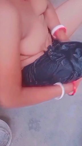Spectacular moment from &quot;Soma bhabhi Bathing video First time&quot;