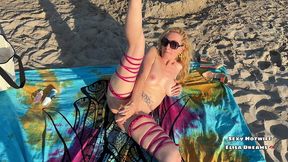 me faisant jouir avec un gode dans le cul sur la plage la semaine derniere, en ...
