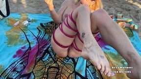 me faisant jouir avec un gode dans le cul sur la plage la semaine derniere, en ...