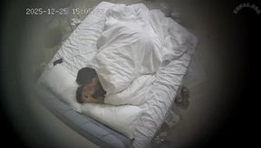 上帝視角81號房 年輕情侶體力好 下午輕鬆搞兩炮 還內射 這美女的大長腿架脖子上 太監都想懟兩下