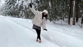 Zara flip flops in snow, shoes in snow, snow walk in flip flops, flip flops walking on snow, slippery flip flops