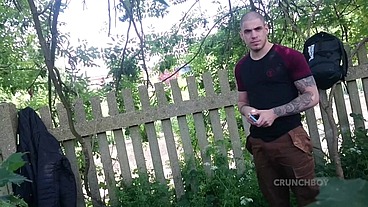 BAISE SANS CAPOTE DANS UN JARDIN PUBLIC