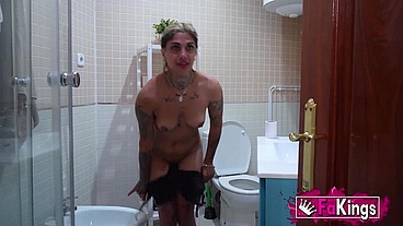 An exhibitionist woman agrees to visit and participate in sex tourism in Madrid, where she can have sex on the street and in cars. Valeria del Rio joins FAKings