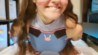 D.Va cosplayer se penetra doblemente con juguetes