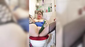 Mom gets nailed in the loo, squirting a wet one for all to see