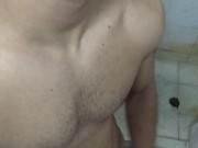 Jovencito se masturba antes de bañarse