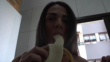 TRANS, MORENA E GOSTOSA: MELYNA MERLIN SENSUALIZANDO COM UMA BANANA E BATENDO PUNHETA PARA QUEM QUISER VER