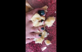 Feet Worship - Ich mache Bananenmus und du leckst es von meinen Füßen