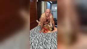 loirinha ---tem---24---anos ---e gosta de trepar com esse coroa