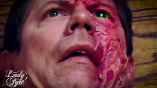 Косплееры Харли Квинн и Ядовитого Плюща, сидя на лице, превращают мужчину в Двуликого