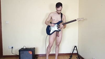 TOCO la GUITARRA completamente DESNUDO ????????????