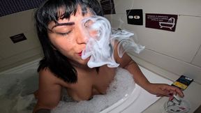 na banheira fumando e mamando um pauzao