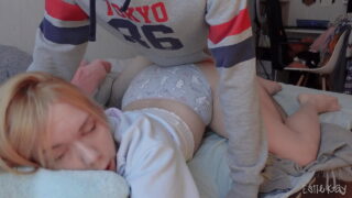 Man neukt schattige slet met grote kont in slipje en geeft anale orgasme