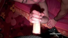 salope suce les deux bites de ses potes