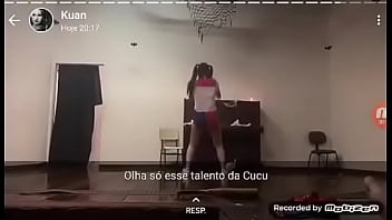 NOVINHA SEDUZINDO COM SUA GRANDE BUNDA