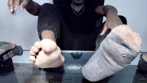 I expose my bright male soles (2025)