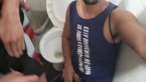 no banheiro publico com safadinhos gays