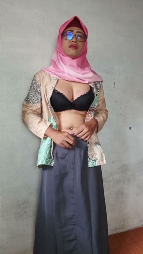 Huge Ass Hijab Shemale, Stretching Her Ass with Big Dildos and Cum