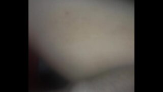 Azgın koca, karısının amına büyük bir oyuncak sokuyor, ardından onu köpek pozisyonunda kıçından sikiyor