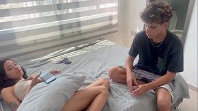 Entro de sorpresa al cuarto de mi peque&ntilde_ita hermanastra y la encuentro masturbandose con mis fotos. SEXO REAL ENTRE HERMANASTROS.