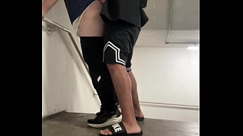 PUTINHA DO PREDIO QUERIA SER FODIDA NA ESCADA. TRATEI ELA COMO MERECE.