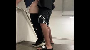 PUTINHA DO PREDIO QUERIA SER FODIDA NA ESCADA. TRATEI ELA COMO MERECE.