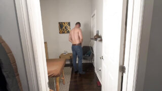 Fusti gay europei amatoriali con grossi cazzi si fanno fare pompini profondi e seghe prima di scoparsi i culi