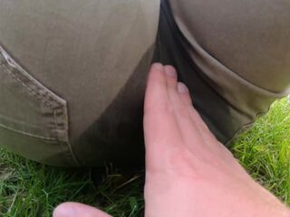 elle pisse tranquillement dans son short à côté d'une route passante
