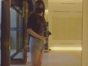 伪娘 穿超短裤在一楼大厅露出自慰，冲到一半把衣服都脱光（QAQ肚子肥肥的