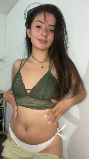 Teen exposes her tits on OnlyFans