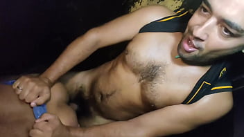 Sexo em uma cabine de v&iacute_deo sem camisinha e com tes&atilde_o.