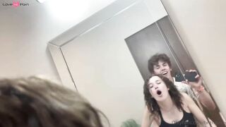 Amatrice suce une bite se regardant dans le miroir et baisant son mec