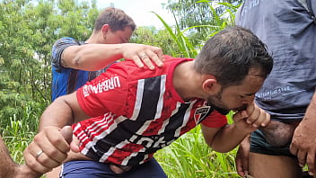 Depois do futebol entrei na trilha e tinha dois machos se pegando, entrei no meio e me dei bem.