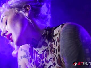 Kitty Quinn smokes her night away in Smoked Out Blondie