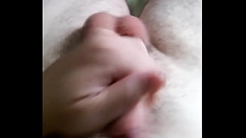 Batendo punheta e gozando
