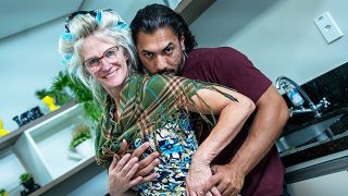 Extrem av amatör mogen slampa i glasögon får extrema assfucking av stor kuk