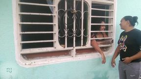 le doy una rica cogida a la vendedora