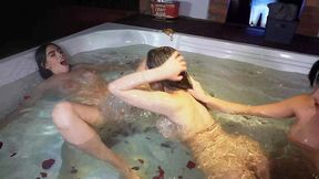 hermosas latinas calientes de grandes tetas se comen los conos y se follan hasta el orgasmo en jacuzzi, trio lesbico